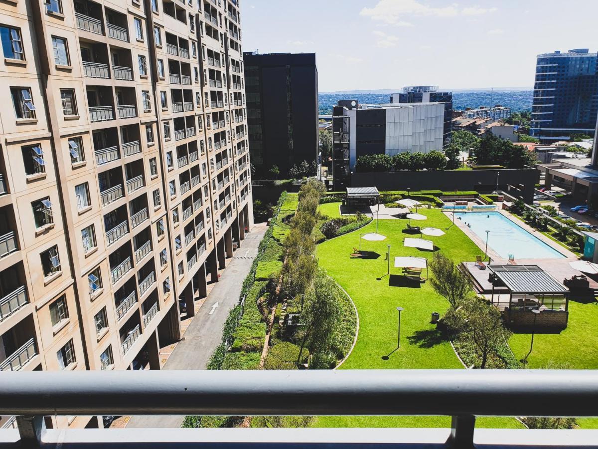 Westpoint Sandton Apartments โจฮันเนสเบิร์ก ภายนอก รูปภาพ